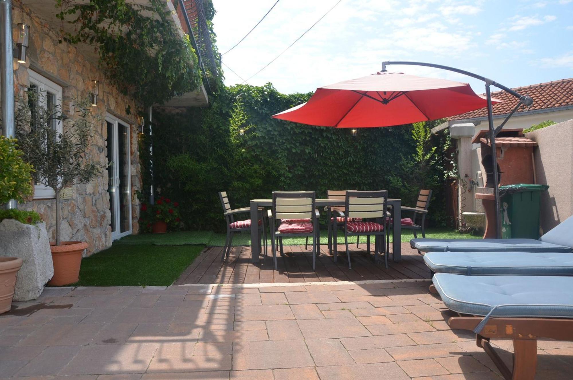 Grosses Ferienhaus Mit Eigenem Pool Und Terrasse ซริกเวนิซา ภายนอก รูปภาพ