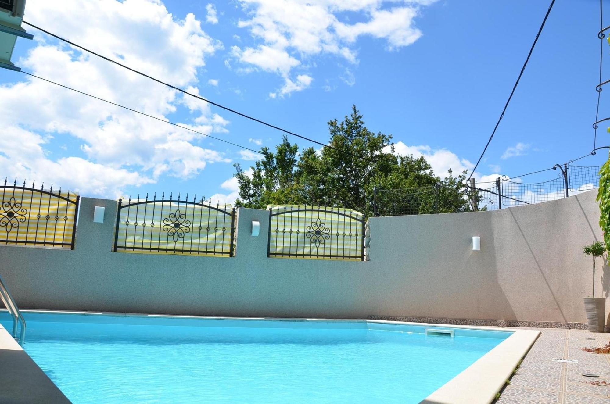 Grosses Ferienhaus Mit Eigenem Pool Und Terrasse ซริกเวนิซา ภายนอก รูปภาพ