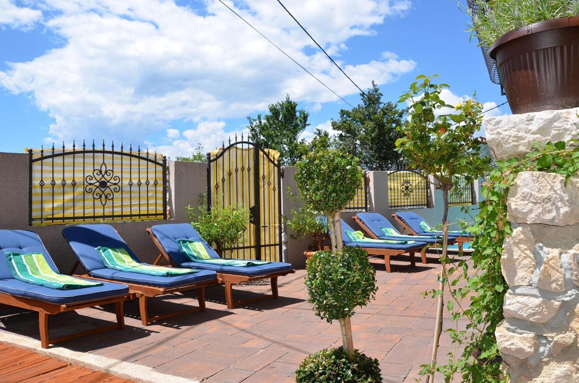 Grosses Ferienhaus Mit Eigenem Pool Und Terrasse ซริกเวนิซา ภายนอก รูปภาพ