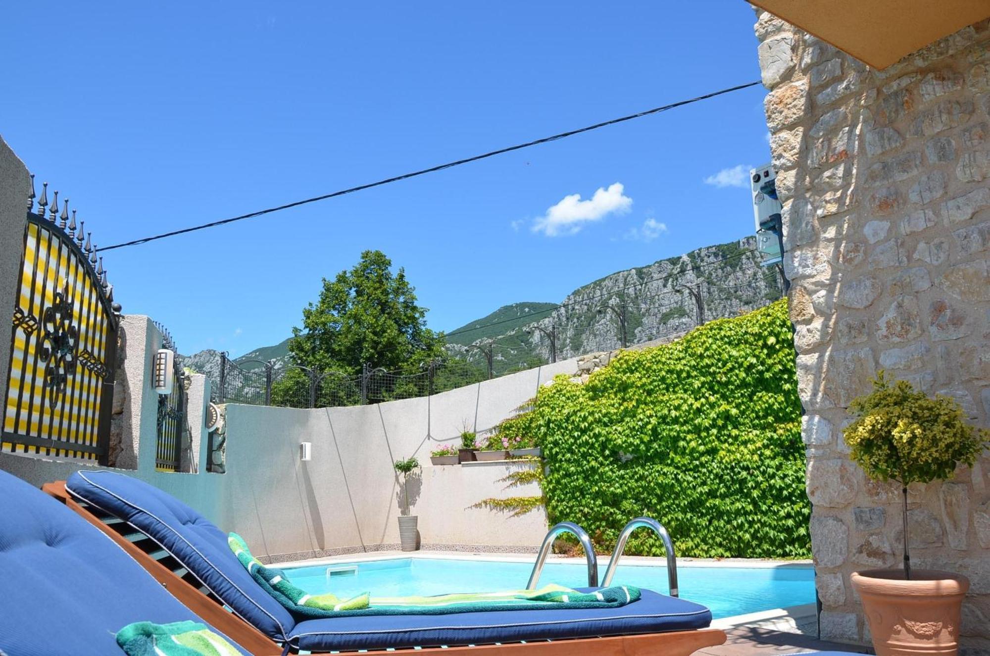 Grosses Ferienhaus Mit Eigenem Pool Und Terrasse ซริกเวนิซา ภายนอก รูปภาพ