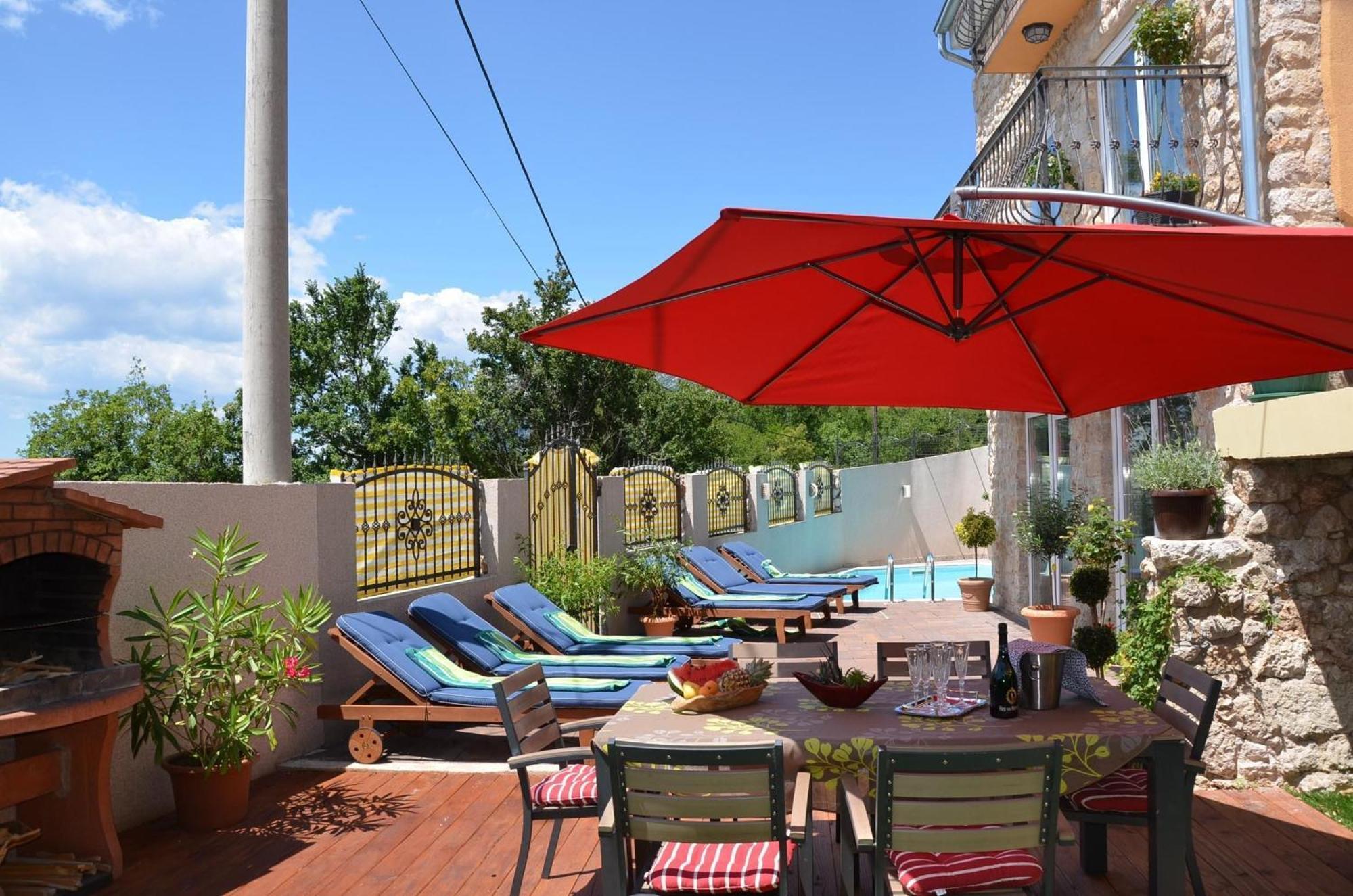 Grosses Ferienhaus Mit Eigenem Pool Und Terrasse ซริกเวนิซา ภายนอก รูปภาพ